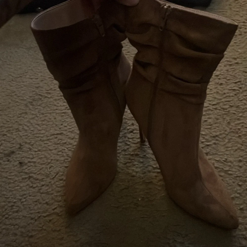 Size 8 - Picture 3 of 4